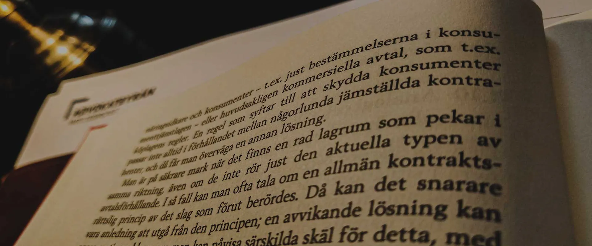 Rättssal – brottmålsförhandling med försvarare